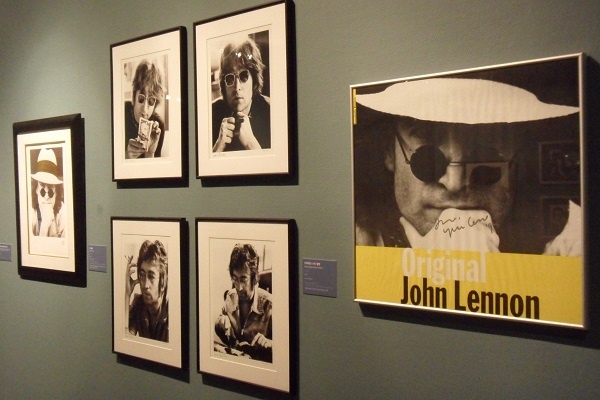 전시한 존 레논의 사진들이다.