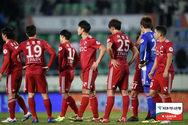  K리그 승강 플레이오프 1차전 서울과의 경기에서 역전패한 부산 선수들이 망연자실하고 있다.