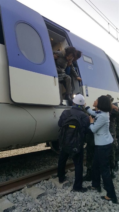 탈선한 KTX 열차에서 탈출하는 시민들