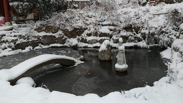 8일 서산의 한 산사에 내린 눈은 주변 풍경과 어우러져 한 폭의 수채화를 보는 듯하다. 이 절의 주지스님은 이 같은 풍경에 대해 “눈이 내린 아침, 불편하고 바빠지지만 겨울 맛이겠지”라고 표현하기도 했다. 