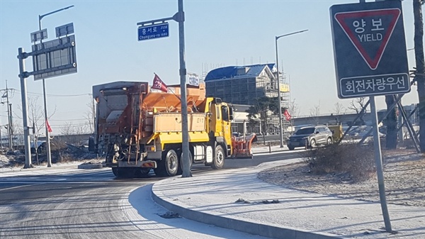  간밤에 내린 눈은 도로에 쌓였으나 제설작업으로 대부분 녹은 상태지만, 일부 그늘진 곳은 오전에도 눈이 녹지 않고 있어 차량들이 서행하고 있었다.하지만 주말을 맞은 탓인지 많은 차량들은 보이지 않은 가운데, 일부 그늘진 곳 등을 중심으로 제설차량 등이 분주히 오가는 모습들도 보였다. 