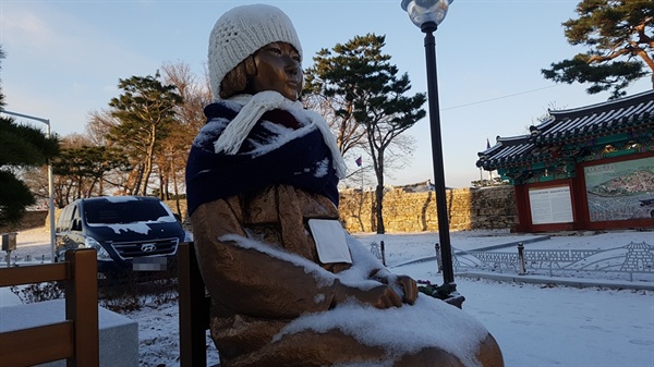 눈이 내린 8일 오전 홍주성 인근에 세워진 '홍성 평화의 소녀상'에도 추운 날씨를 걱정해 핫팩과 함께 눈이 소복이 쌓여있다. 