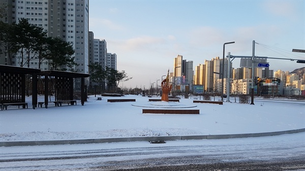 7일 저녁부터 8일 새벽까지 홍성지역에 눈이 내린 가운데, 충남도청이 있는 내포신도시에도 눈으로 뒤덮였다. 