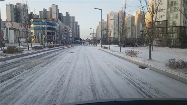  7일 저녁부터 8일 새벽까지 홍성지역에 눈이 내린 가운데, 충남도청이 있는 내포신도시에도 눈으로 뒤덮였다. 그늘진 도로에는 눈이 녹이 않아 운전에 각별히 조심해야 한다.