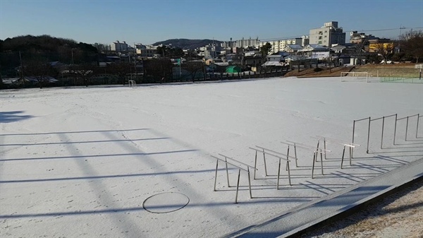  눈이 내린 8일 오전홍성의 한 중학교 운동장에도 눈이 쌓여 온통 하얀색으로 뒤덮여 있다.