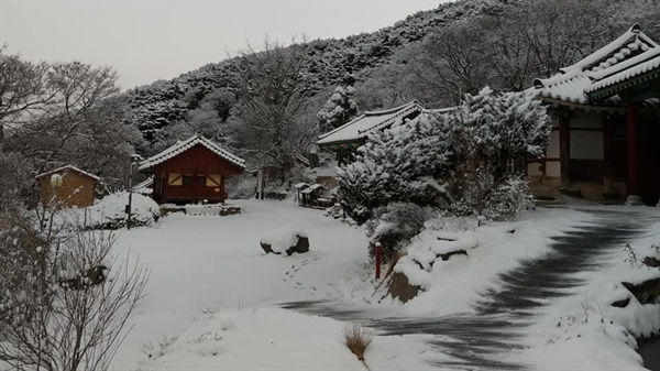 8일 서산의 한 산사에 내린 눈은 주변 풍경과 어우러져 한 폭의 수채화를 보는 듯하다. 이 절의 주지스님은 이 같은 풍경에 대해 “눈이 내린 아침, 불편하고 바빠지지만 겨울 맛이겠지”라고 표현하기도 했다. 