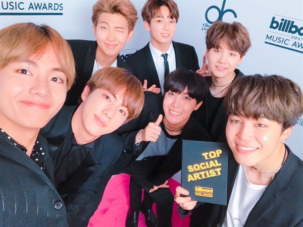  그룹 방탄소년단은 지난해 K-POP 그룹 최초로 '2017 빌보드 뮤직 어워즈'에서 '톱 소셜 아티스트' 부문을 수상했다.