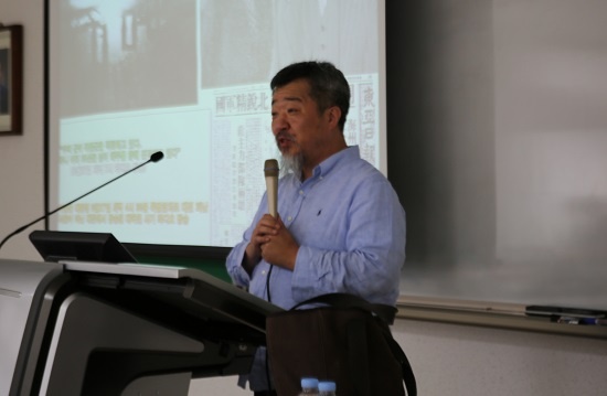 한홍구 성공회대 교수가 지난 10월 4일 세명대 저널리즘스쿨에서 강의하고 있다.