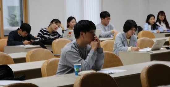 한홍구 교수는 뒤틀린 한국 헌정사를 바로잡는 데 시민과 언론이 나서야 한다고 강조했다. 