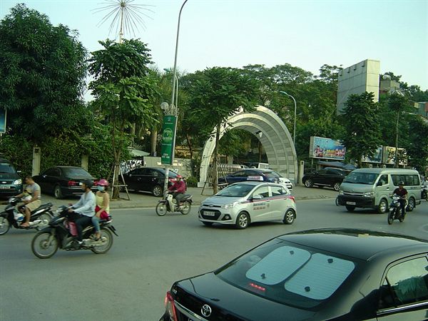 베트남 한기둥 사원 정문앞 거리 모습