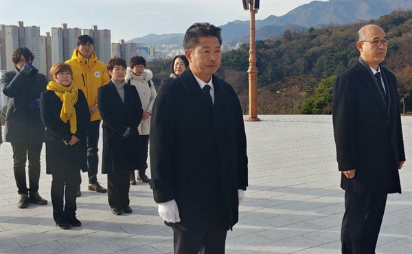  여영국(정의당) '창원성산' 국회의원 보궐선거 예비후보는 12월 9일 국립3.15민주묘지를 참배했다.