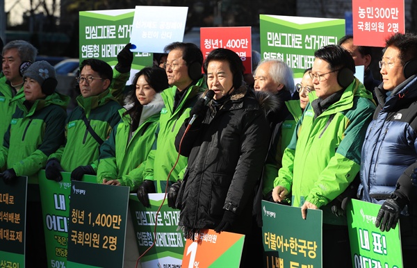 민주평화당 정동영 대표와 당직자들이 9일 오후 서울 광화문 광장에서 열린 '모이자! 촛불혁명의 심장, 광화문으로' 집회에서 더불어민주당, 자유한국당에 연동형 비례대표제 도입 결단을 촉구하고 있다.