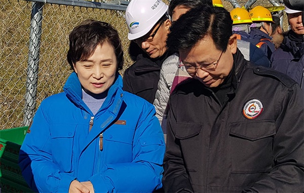 9일 강릉KTX열차사고 현장을 방문한 국토부 김현미 장관(왼)과 김한근 강릉시장이 이동하며 이야기를 나누고 있다.