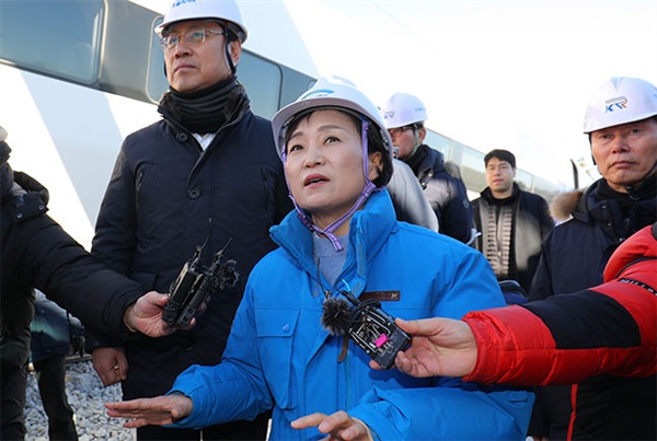 김현미 국토교통부 장관이 9일 KTX열차사고가 발생한 강릉 사고 현장을 방문해 살펴보고 있다.