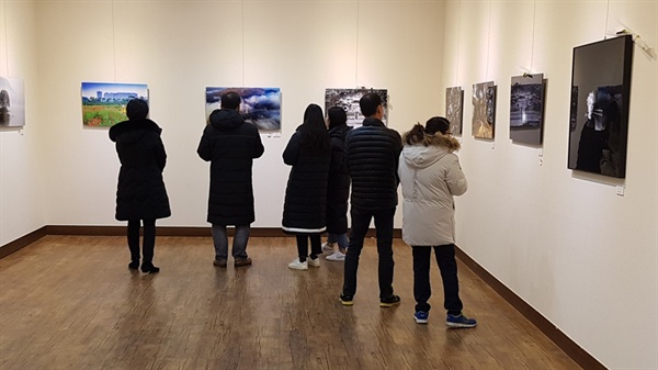 사진전시회장에는 ‘밤이 그린 그림 - 야(夜)’를 주제로 예산을 배경으로 촬영된 30여 점의 작품과 회원들의 개성을 담은 자유작 20여 점등 총 50여 점이 전시됐다. 전시회 마지막날인 9일 오후에도 많은 관람객을 전시회장을 찾고 있었다.