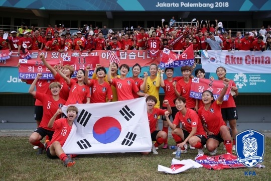  여자 축구대표팀 선수들이 2018 자카르타-팔렘방 아시안게임 동메달 수상식 후 환호하고 있다.