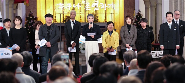 세계인권선언문 낭독하는 시민사회 대표들 세계인권선언 70주년 기념일인 10일 오전 서울 중구 대한성공회 서울대성당에서 문재인 대통령과 김정숙 여사가 참석한 가운데 열린 2018 인권의 날 기념식에서 11명의 시민사회대표들이 세계인권선언문을 낭독하고 있다. (왼쪽부터) 유우성 서울시 공무원간첩조작사건 생존자, 최지희 민달팽이 유니온 위원장, 차명숙 대구경북 5.18 동지회 공동대표, 윤종화 촛불청소년인권법재정연대 활동가(풍생고생), 모델 한현민 씨, 가수 이은미 씨, 세월호 참사 피해학생 유미지의 아버지 유해종 씨, 김승하 철도노조 KTX열차승무지부장, 한종선 형제복지원피해생존자모임 대표, 박창진 대한항공 직원연대 지부장, 야콥 할 그렌 주한 스웨덴 대사.