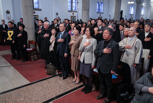 인권의 날 기념식 국기에 경례 문재인 대통령과 부인 김정숙 여사를 비롯한 내빈들이 세계인권선언 70주년 기념일인 10일 오전 서울 중구 대한성공회 서울대성당에서 열린 2018 인권의 날 기념식에서 국기에 경례하고 있다. 