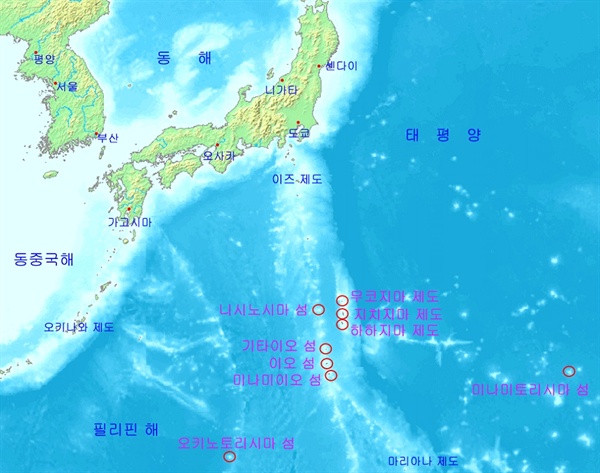 일본 혼슈에서 남쪽으로 1000km 너머에 자리한 오가사와라 군도와 이오 제도의 섬들. 일본은 저 섬 아래는 물론 좌 우로도 진출하려 했다.