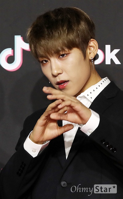 'MAMA' 워너원, 박우진, 나쁜놈 물리칠 기세 워너원의 박우진이 10일 오후 서울 동대문DDP에서 열린 <2018 엠넷 아시안 뮤직 어워즈(MAMA PREMIERE in KOREA)> 레드카펫에서 포즈를 취하고 있다.