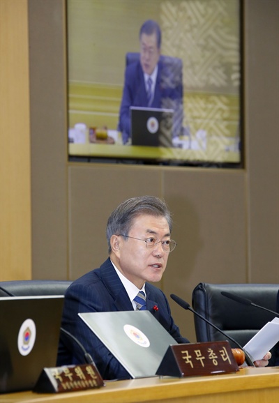 문재인 대통령이 11일 오전 정부세종청사에서 열린 국무회의를 주재하고 있다. 이날 국무회의는 세종과 서울 청사간 영상회의로 진행됐다.