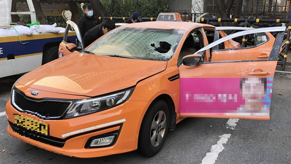 10일 오후 2시께 서울 여의도 국회경비대 앞 국회대로에서 택시기사 최 모씨가 자신의 택시 안에서 몸에 인화 물질을 뿌리고 불을 질러 분신했다.