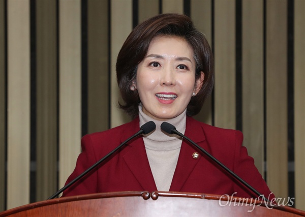 자유한국당 신임 원내대표로 선출된 나경원 의원이 11일 오후 국회에서 열린 의원총회에서 인사말 하고 있다. 
