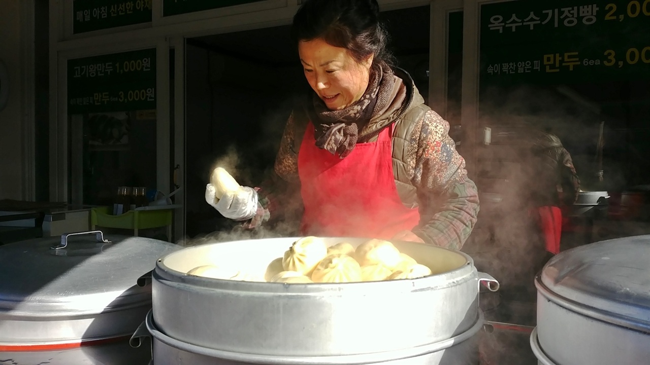 정남진 장흥 토요시장 손만두 집 주인아주머니(한명화)가 자신이 직접 만든 만두와 찐빵에 대해 설명을 하고 있다. 
