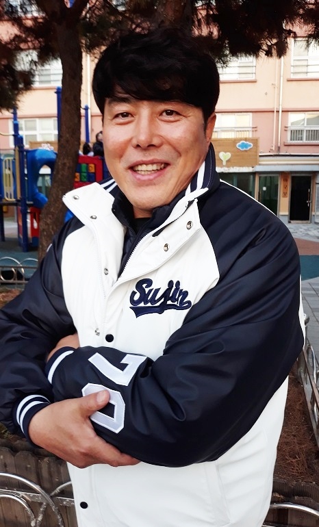 강성훈 감독은 수진초 야구부 22년의 역사 중 11년을 책임진 산 증인으로 소통을 중요시 하는 덕장이다.