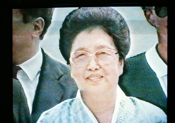 지난 1994년 6월 17일 지미 카터 전 미국 대통령이 평양을 방문할 당시 공개석상에 나타난 김일성 주석 부인 김성애. [TV 촬영]