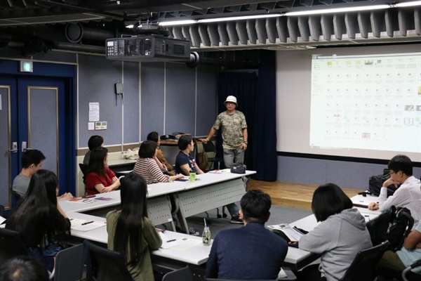  독립영화워크숍 과정에 대해 설명하고 있는 낭희섭 대표