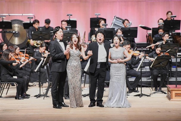  첫 곡 '피가로의 결혼' 에서 열창하는 베이스 진영국, 소프라노 박현진, 베이스 양석진, 소프라노 홍선진(왼쪽부터)