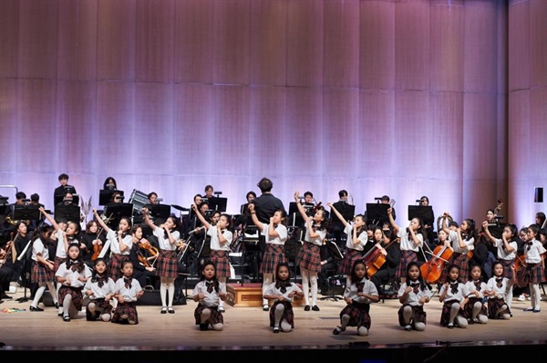  YS 어린이 공연단이 '카르멘 - 교대하는 병정들'을 합창하며 팡파르 동작을 하고 있다. 