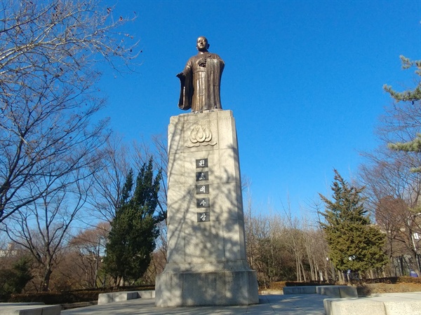 박정희 정권은 애국선열들을 모신 효창원에 원효대사 동상을 세웠다.