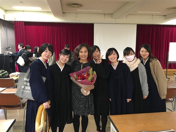 린다 모씨(좌측 3번째) 일본 도쿄의 조선대학교 학생들과 함께
