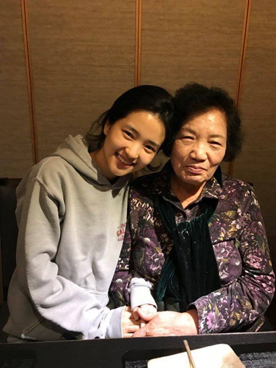  지난 11일 오후 배우 김태리가 영화 '1987'을 통해 인연을 맺은 이한열 열사의 어머니 배은심씨와 만났다. 
