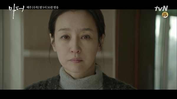  tvN 드라마 <마더>의 한 장면. <마더>에서 남기애는 남편을 살해하고 형을 살고나온 뒤 딸 이보영을 찾아간다.