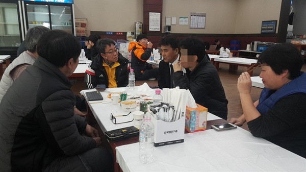  13일 오후 2시경 유경근 세월호가족협의회 집행위원장이 고 김용균씨 빈소에서 용균씨의 아버지, 고  이민호군의 아버지 이상영씨 등과 위로의 대화를 하고 있다.