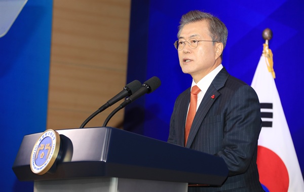 문재인 대통령이 12월 13일 경남도청에서 열린 "중소기업 스마트제조 혁신 전략보고회"에 참석했다.