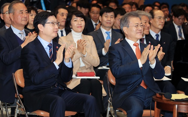 문재인 대통령이 12월 13일 경남도청에서 열린 "중소기업 스마트제조 혁신 전략보고회"에 참석했다.