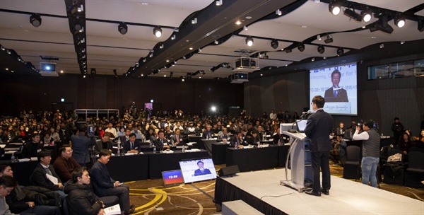 이재명 경기도지사가 '2018 경기도 사회적경제 국제컨퍼런스'에 참석해 개회사를 하고 있다.