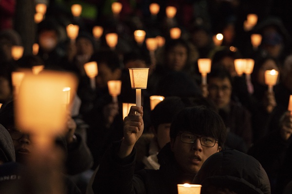  13일 오후 태안터미널 사거리에서는 충남 서부화력발전소에서 사고로 숨진 비정규직 노동자 고 김용균씨를 추모하는 추모 문화제가 열렸다.