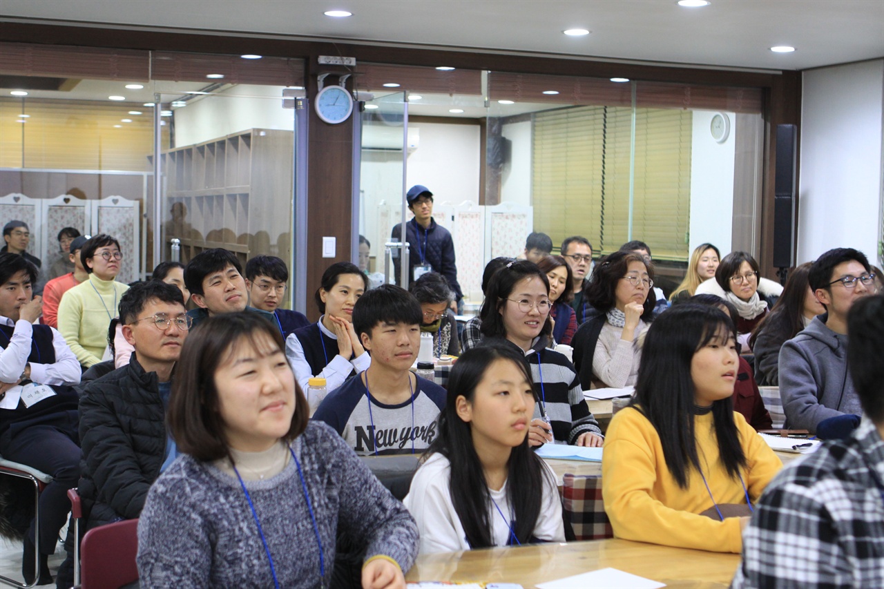 박상규 기자 강의를 경청하고 있는 참가자들