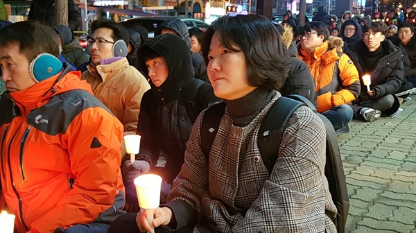 강한 바람과 영하의 날씨에도 불구하고 추모문화제는 고인에 대한 묵상, 사고 경과보고, 동료직원 발언 순으로 열렸으며, 이들은 이번 사고에 대해 진상규명과 책임자 처벌 그리고 외주화 중단을 촉구했다. 이날 추모문화제에는 윤소하 정의당 원내대표를 비롯해 이선영 정의당 충남도의원과 노동자, 시민 등 300여명이 참석해 촛불을 들었다. 