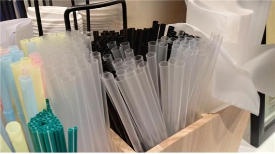    우리나라의 연간 1인당 플라스틱 소비량은 약 132㎏으로 세계 1위다. 충북 제천의 한 프랜차이즈 카페에 고객들이 자유롭게 쓸 수 있도록 플라스틱 빨대와 비닐 포장지 등이 비치돼 있다. 