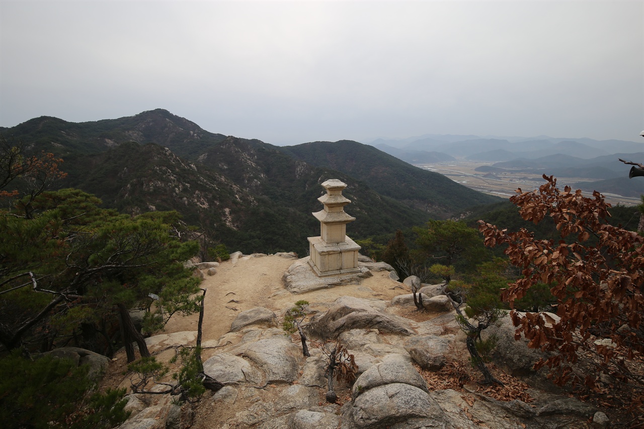 용장사지삼층석탑 살결이 하안 남성전사를 닮았다.