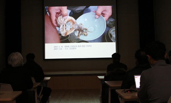 역사적인 장면이다. 2007년 5월 18일 태안어부 김용철씨가 청자를 잡아 올린 주꾸미를 건져내면서 해저유물 발굴의 단초를 제공했다.