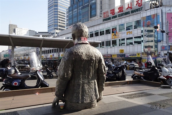 동대문 평화시장이 바라다 보이는 전태일 동상. 