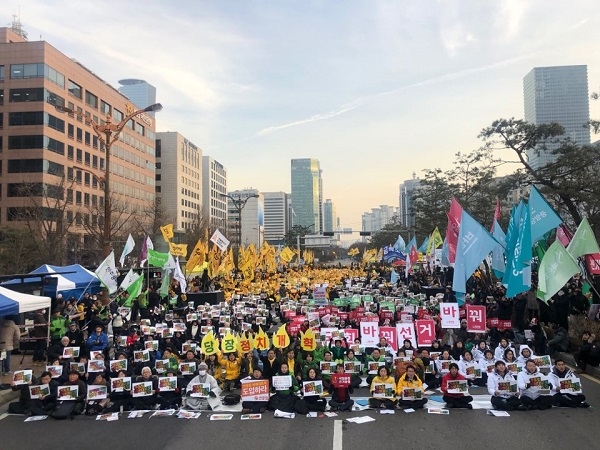15일, 서울 여의도 국회의사당 앞에서 연동형 비례대표제 도입을 지지하는 '선거제도 개혁을 위한 여의도 불꽃집회’가 열렸다.