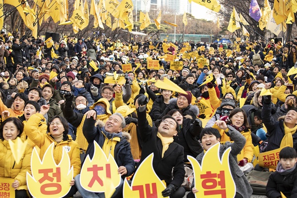 정의당 당원들은 15일 국회 앞 의사당대로에서 열린 불꽃집회 사전 행사에서 정치개혁을 촉구하는 종이비행기 날리기 퍼포먼스를 했다. 